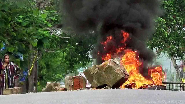 খাগড়াছড়িতে হরতালের সমর্থনে রাস্তায় টায়ার জ্বালিয়ে পিকেটিং করে পিকেটাররা। ছবি: প্রথম আলো