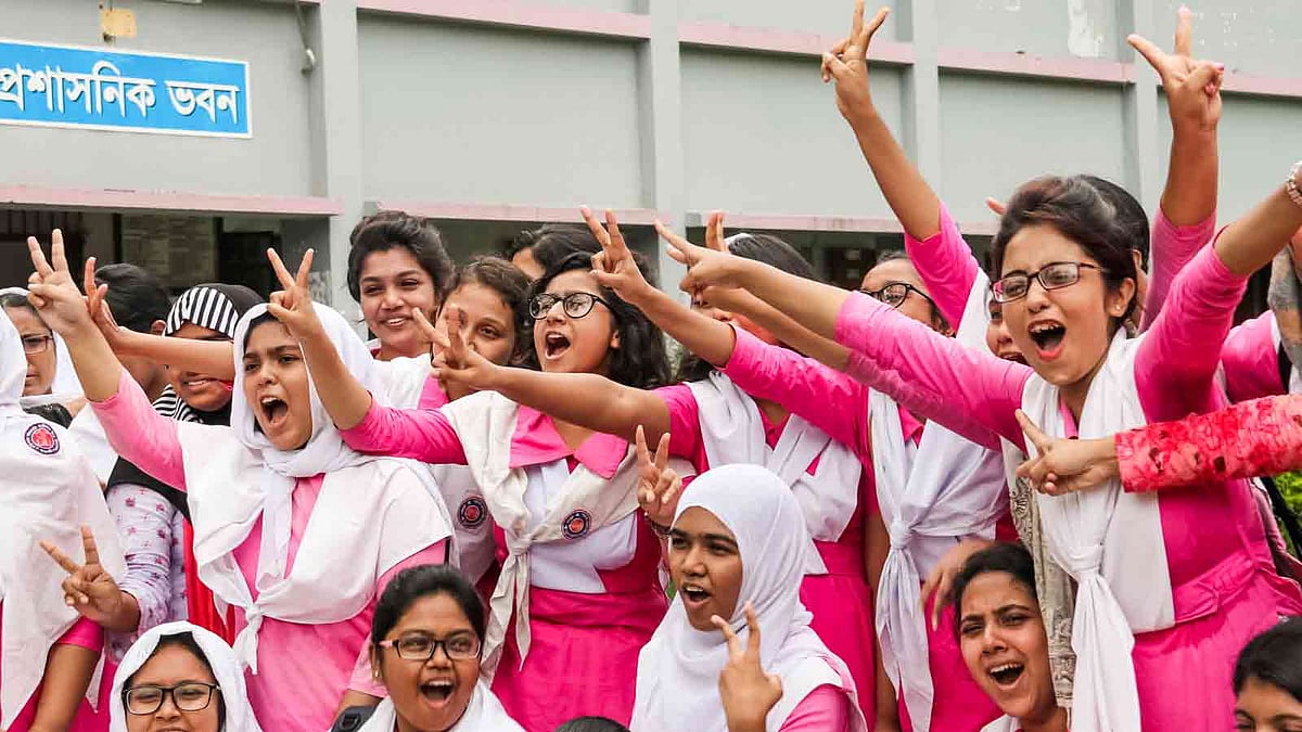 এসএসসির ফলাফল ঘোষণার পর নগরের সরকারি বালিকা উচ্চবিদ্যালয়ের শিক্ষার্থীদের উচ্ছ্বাস। সরকারি বালিকা উচ্চবিদ্যালয়, বরিশাল, ৬ মে। ছবি: প্রথম আলো