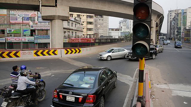 মগবাজার-মৌচাক উড়ালসড়কের ট্রাফিক সিগন্যালের বাতিগুলো দুই মাসের বেশি সময় ধরে জ্বলছে না। যানবাহনগুলো প্রায়ই মুখোমুখি হয়ে যাচ্ছে। ছোটখাটো দুর্ঘটনা হচ্ছে প্রায়ই। ছবিটি গতকাল বিকেলের।  ছবি: প্রথম আলো