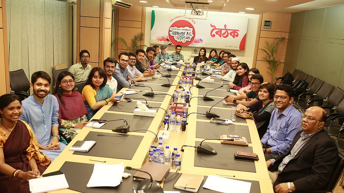 ‘ক্রাউন সিমেন্ট–প্রথম আলো তারুণ্যের জয়োৎসব’ এর অংশ হিসেবে আয়োজিত এই বৈঠকে হাজির হয়েছিলেন নানা ক্ষেত্রের তরুণ ও পেশাজীবীরা। ছবি: কবির হোসেন