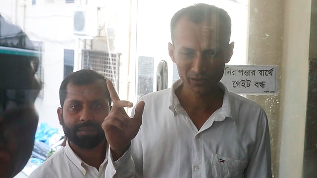 শাহজাহান ও নিরঞ্জনের আইনজীবী (বায়ে) নামজুল আলম ও আফাজ মাহমুদ। ছবি: শুভ্র কান্তি দাশ