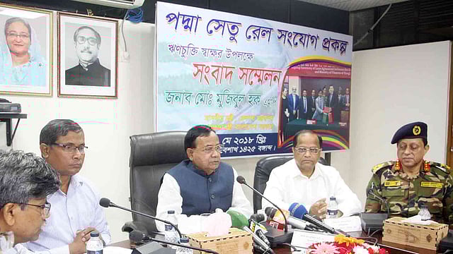 পদ্মা সেতু রেলসংযোগ প্রকল্পের ঋণচুক্তি স্বাক্ষরসহ প্রকল্পের সার্বিক অবস্থা নিয়ে সংবাদ সম্মেলনে কথা বলেন রেলমন্ত্রী মো. মুজিবুল হক। রেল ভবন, ঢাকা, ৬ মে। ছবি: ফোকাস বাংলা