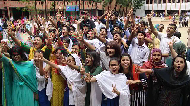 এসএসসি পরীক্ষার ফল প্রকাশের পর উত্তীর্ণ শিক্ষার্থীরা উচ্ছ্বাস জানাচ্ছে। আইডিয়াল স্কুল অ্যান্ড কলেজ, মতিঝিল, ঢাকা, ৬ মে। ছবি: আবদুস সালাম