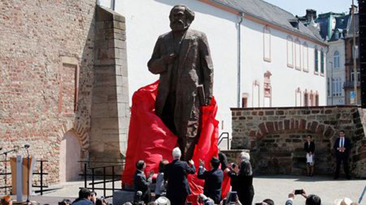 মার্কসের ২০০ তম জন্মদিনে চিনের উপহার দেয়া ১৫ ফুট উচ্চতার ব্রোঞ্জের ভাস্কর্য বসানো হয় মার্কসের জন্মশহর ট্রিয়ার্সে, তাঁর বাড়ির সামনে। ছবি রয়টার্স
