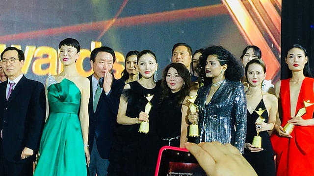 পুরস্কার বিজয়ীদের সঙ্গে ইমি