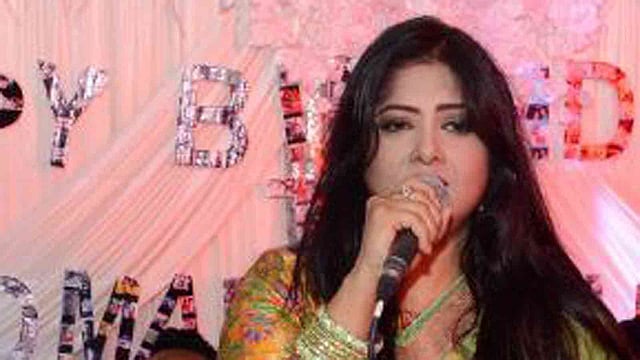 স্বামী চিত্রনায়ক ওমর সানীর জন্মদিনে গান গেয়েছেন চিত্রনায়িকা মৌসুমী