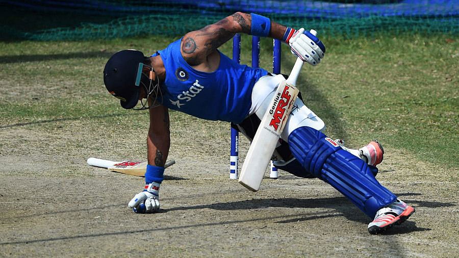 নেটে অনুশীলনের সময়ও ব্যায়াম করছেন কোহলি। ফাইল ছবি