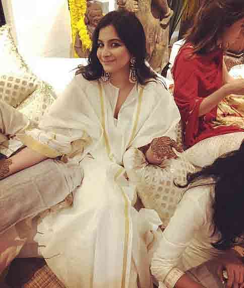 বোনের বিয়েতে মেহদি পরছেন রিয়া কাপুর