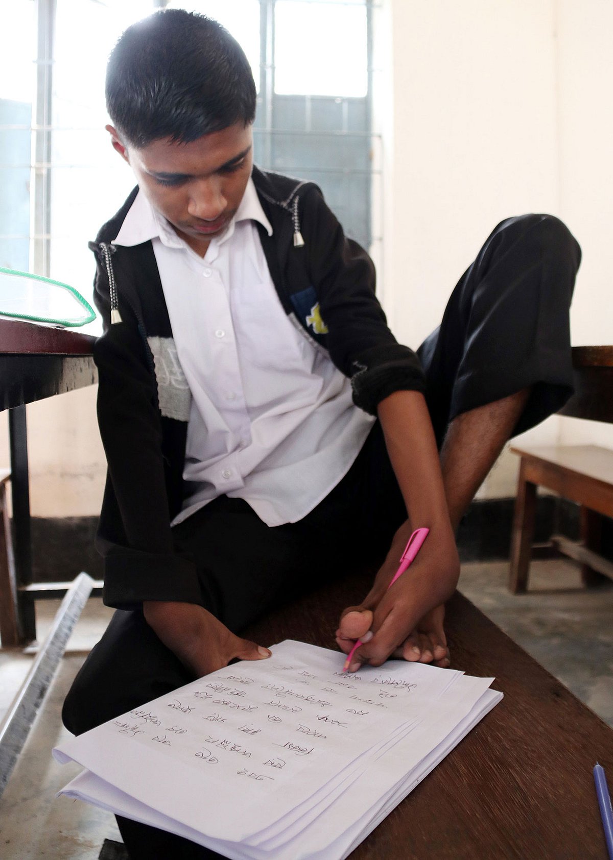 পরীক্ষার হলে আজিজুল হক।  ফাইল ছবি