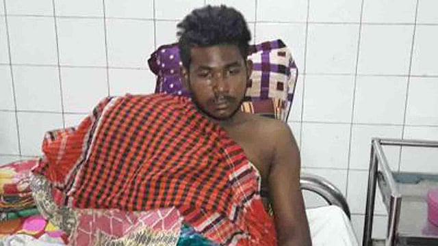 দুর্ঘটনার পর হাসপাতালে চিকিৎসাধীন হৃদয়। ছবি: প্রথম আলো