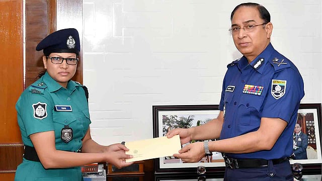এসআই শবনম সুলতানাকে পুরস্কৃত করছেন পুলিশের মহাপরিদর্শক (আইজিপি) মোহাম্মদ জাবেদ পাটোয়ারী। ছবি: ডিএমপির সৌজন্যে