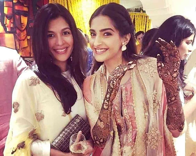 নাচানাচির ফাঁকে এক অতিথির সঙ্গে সোনমের পোজ