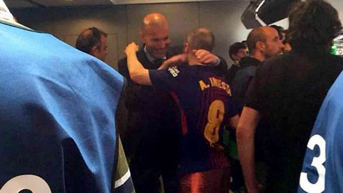 টানেলে এভাবেই ইনিয়েস্তাকে জড়িয়ে ধরলেন জিনেদিন জিদান। ছবি: মার্কা