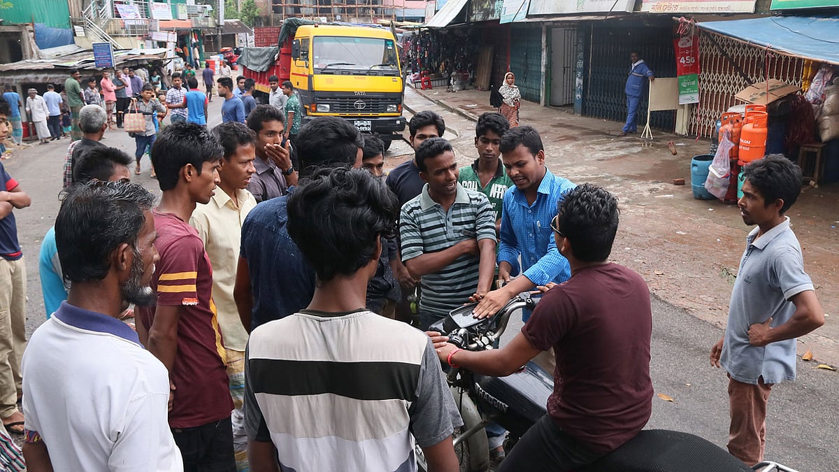 বাঙালি ছাত্র পরিষদ ও নাগরিক পরিষদের হরতালে পিকেটাররা যানবাহন আটকে দেয়। কলেজ গেট, রাঙামাটি, ৭ মে। ছবি: সুপ্রিয় চাকমা