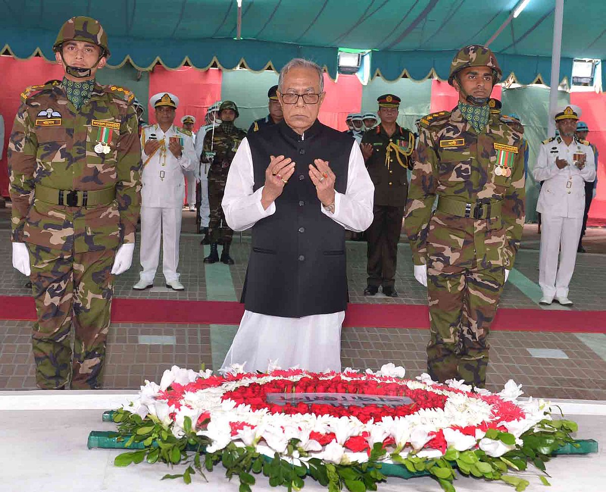 বঙ্গবন্ধু শেখ মুজিবুর রহমানের সমাধিতে শ্রদ্ধা জানাচ্ছেন রাষ্ট্রপতি মো. আবদুল হামিদ। ছবি: পিআইডি