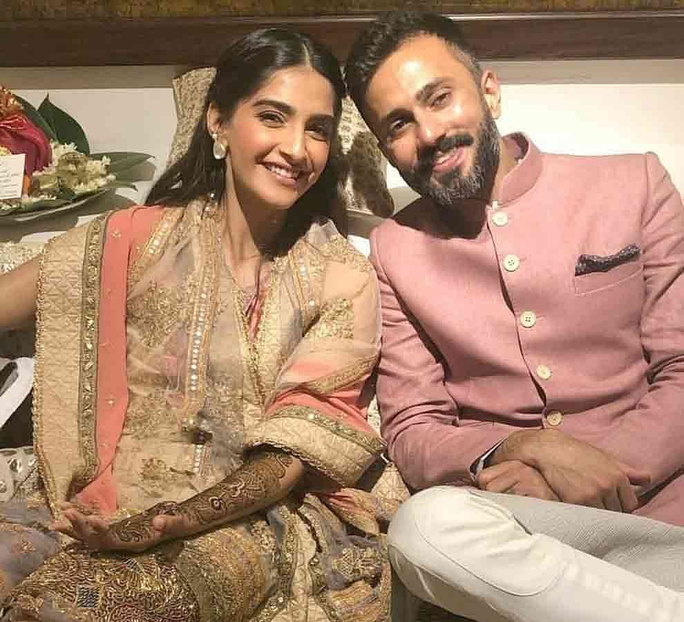 মেহেদি অনুষ্ঠানে সোনম কাপুর ও আনন্দ আহুজা