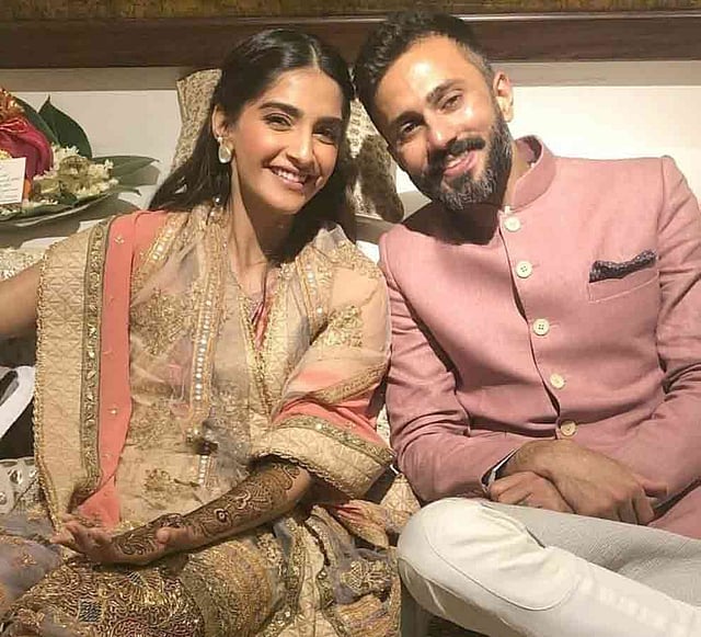 মেহেদি অনুষ্ঠানে সোনম কাপুর ও আনন্দ আহুজা