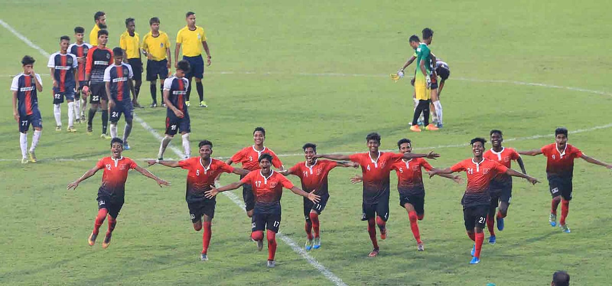 মাথা নিচু করে মাঠ থেকে বের হয়ে আসছেন সাইফের ফুটবলারা। আর তাঁদের সামনে আরামবাগের খেলোয়াড়দের বাঁধভাঙা উচ্ছ্বাস। ছবি: প্রথম আলো