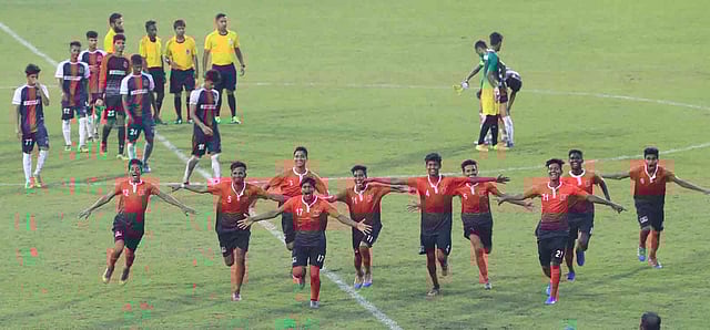 মাথা নিচু করে মাঠ থেকে বের হয়ে আসছেন সাইফের ফুটবলারা। আর তাঁদের সামনে আরামবাগের খেলোয়াড়দের বাঁধভাঙা উচ্ছ্বাস। ছবি: প্রথম আলো