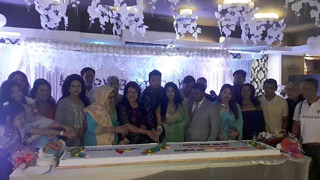 চলচ্চিত্রের গুণী অভিনেত্রী ববিতা, মৌসুমীসহ সবাইকে নিয়ে জন্মদিনের কেক কেটেছেন ওমর সানী। ছবি: প্রথম আলো