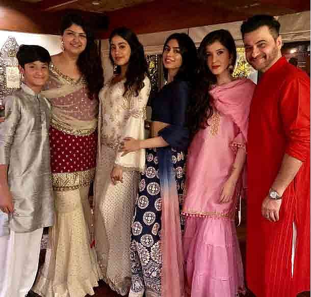 সঞ্জয় কাপুরের ছেলে, অংশুলা কাপুর, জাহ্নবী কাপুর, খুশি কাপুর, সানায়া কাপুর ও সঞ্জয় কাপুর