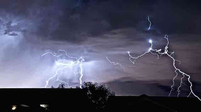 বজ্রপাত। ফাইল ছবি