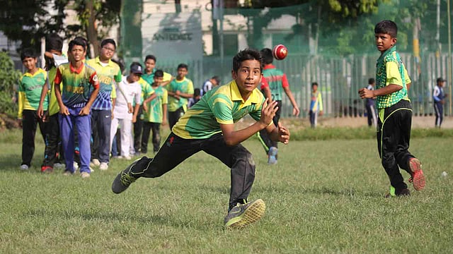 রাজধানীর খুদে ক্রিকেটারদের স্বপ্ন পূরণে সহায়তা করতে চাচ্ছে বিসিবি। ছবি: প্রথম আলো