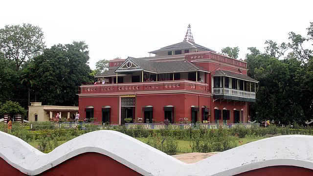 মূল ভবন ও বাগানটি অনুচ্চ প্রাচীর দিয়ে ঘেরা।