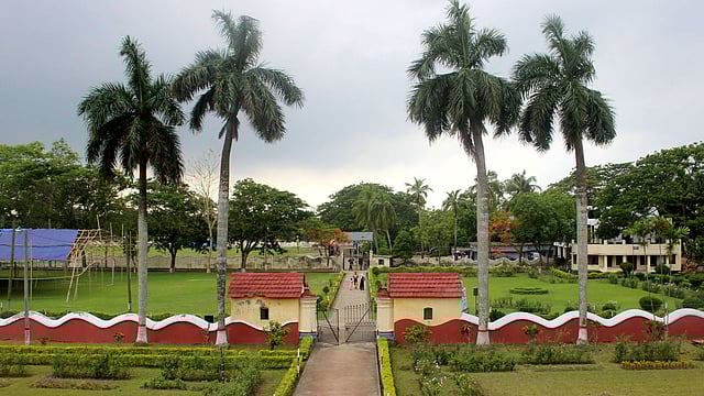প্রায় ১১ একর এলাকাজুড়ে এই বাড়িটি বিস্তৃত।