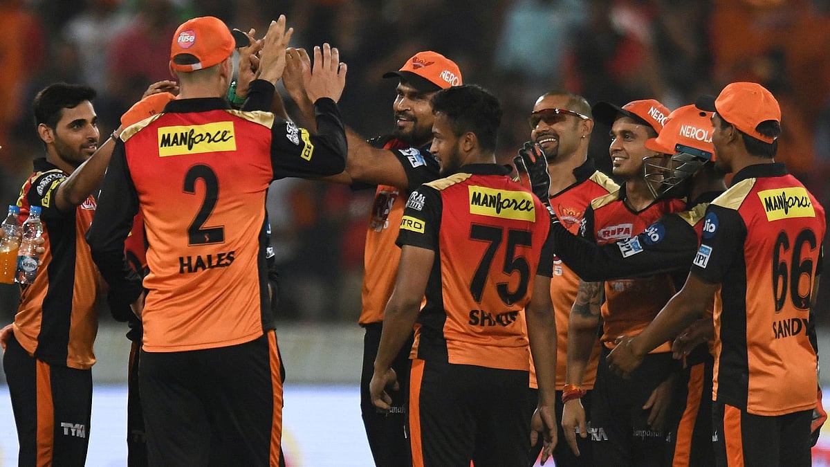 কোহলিকে ফেরানোর পর সাকিবকে ঘিরে উল্লাস। ছবি এএফপি