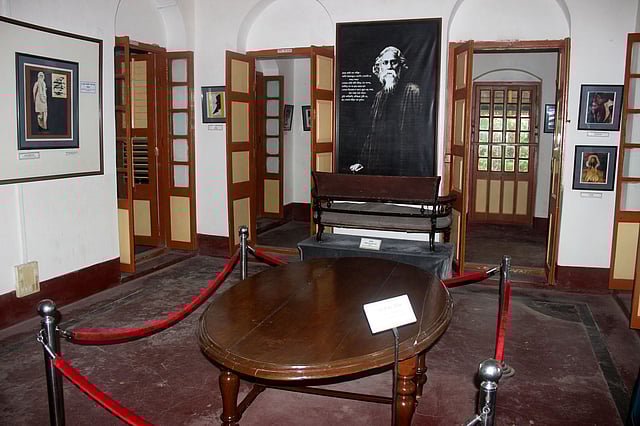 রবীন্দ্রনাথের ব্যবহৃত আসবাব।