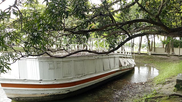 কুঠিবাড়ির পুকুরপাড়ে পুরোনো বজরার আদলে তৈরি করা একটি বজরা।