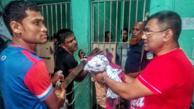 পুলিশের ওপর মলমূত্র ছুড়েও রক্ষা পাননি আলম মিয়া (মাঝ খানে কালো গেঞ্জি পরা)। ৩ মে পুলিশ তাঁকে গ্রেপ্তার করে। এবার দুই কারারক্ষীকে ফাঁকি দিয়ে পালিয়ে গেছেন তিনি। প্রথম আলো ফাইল ছবি