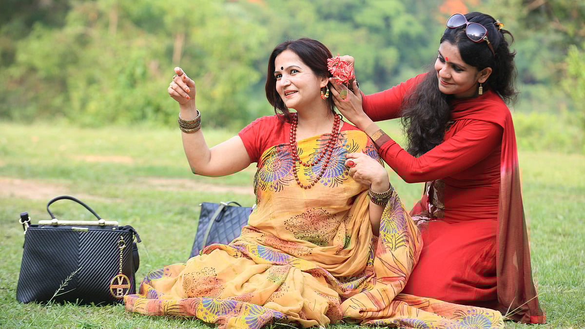 মায়ের হাসিমুখ দেখতে সন্তান হিসেবে তাঁর মনটা বুঝে িনন। ছবি: অধুনা