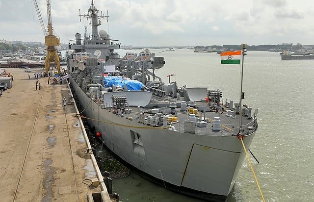 এই জাহাজে করে ভারত থেকে এসেছে ত্রাণসামগ্রী। ছবি: প্রথম আলো