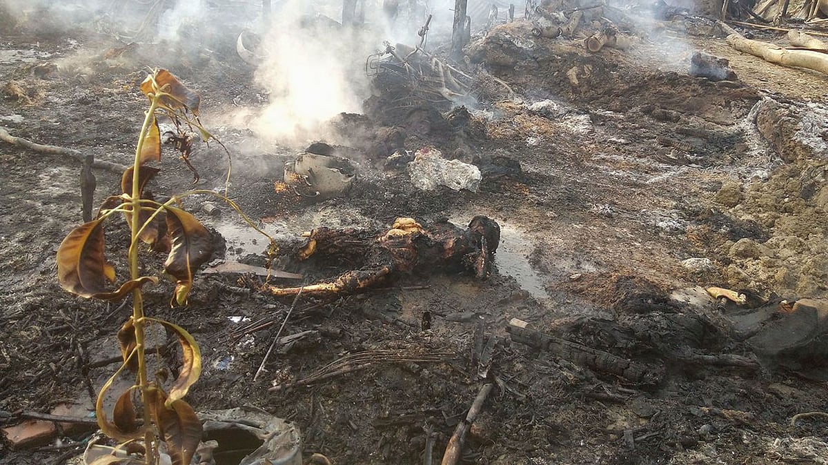 গ্যাস সিলিন্ডার বিস্ফোরণে পুড়ে ছাই হয়ে গেছে তিনটি বসত ঘর। এতে এক বৃদ্ধা মারা যাওয়ার পাশাপাশি অগ্নিদগ্ধ হয়েছেন সাতজন। কানজরপাড়া গ্রাম, হোয়াইক্যং ইউনিয়ন, টেকনাফ, ৯ মে। ছবি: প্রথম আলো