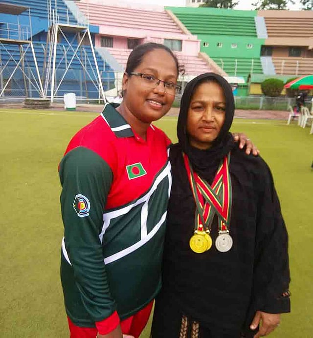 জিতেছেন মেয়ে। কিন্তু মায়ের গলায় শোভা পাচ্ছে মেয়ের জয়ের মেডেল। ছবি: প্রথম আলো