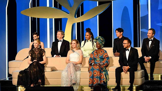 মঞ্চে কান চলচ্চিত্র উৎসবের প্রতিযোগিতা বিভাগের বিচারকেরা