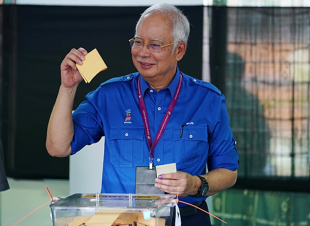 বর্তমান প্রধানমন্ত্রী নাজিব রাজাকের বিরুদ্ধে আছে দুর্নীতির অভিযোগ। নিজের রাজনৈতিক ক্যারিয়ারের সবচেয়ে কঠিন পরীক্ষায় পড়েছেন তিনি। ভোট দিচ্ছেন নাজিব। পেকান, মালয়েশিয়া, ৯ মে। ছবি: রয়টার্স