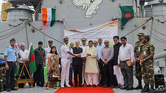 দুর্যোগ ব্যবস্থাপনা ও ত্রাণমন্ত্রী মোফাজ্জল হোসেন চৌধুরী মায়ার কাছে আনুষ্ঠানিকভাবে ত্রাণ হস্তান্তর করছেন বাংলাদেশে নিযুক্ত ভারতীয় হাইকমিশনার হর্ষ বর্ধন শ্রিংলা। ছবি: সৌরভ দাশ