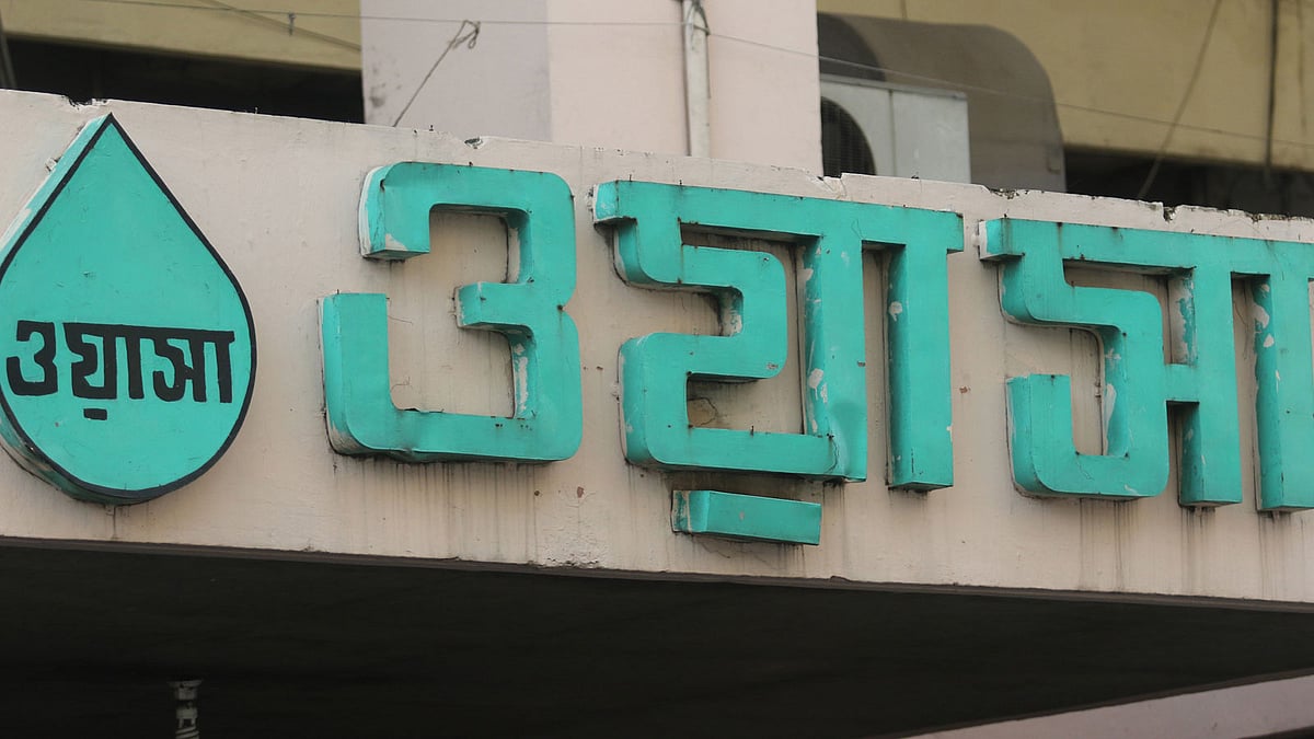 পানির দাম আবার বাড়বে জেনে বিভিন্ন এলাকার বাসিন্দারা অসন্তোষ প্রকাশ করেছেন। প্রথম আলো ফাইল ছবি