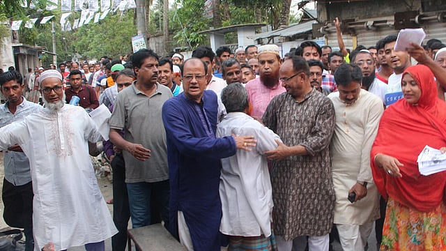 নজরুল ইসলামের সঙ্গে ডুমুরিয়া উপজেলা চেয়ারম্যান খান আলী মুনসুর (নীল পাঞ্জাবি)।  ছবি: সংগৃহীত