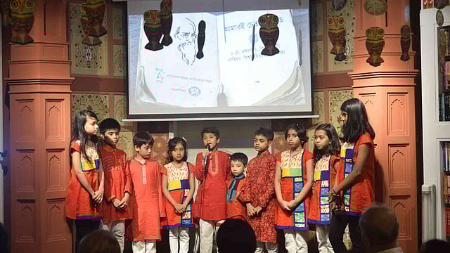 কল্পরেখার খুদে শিক্ষার্থীরা গান পরিবেশন করছে। বাতিঘর পুস্তকবিতান, বাংলামোটর, ঢাকা, ৮ মে। ছবি: প্রথম আলো