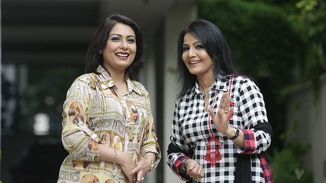 মন ভালো রাখতে বন্ধুদের সঙ্গে আড্ডা িদন, হাসিখুশি থাকুন। মডেল: সোনিয়া ও কুমকুম হাসান, ছবি: অধুনা