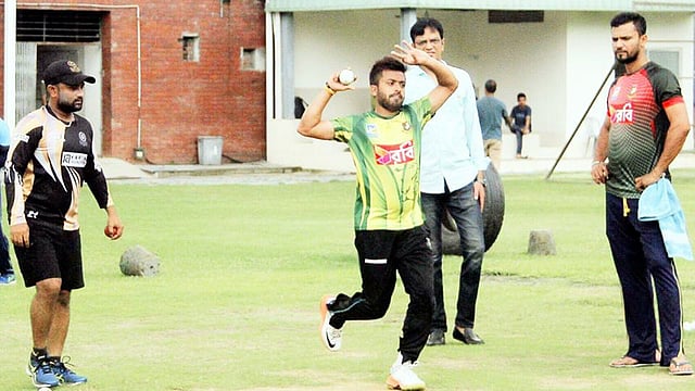 বিসিবি একাডেমি মাঠে জুবায়েরের বোলিং দেখছেন মাশরাফি। ছবি: ফেসবুক