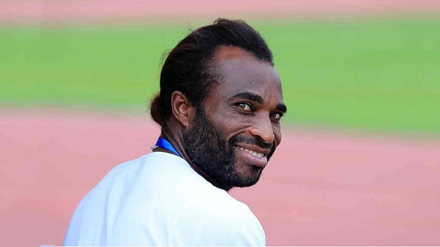 গতকাল শেখ জামালের ডাগআউটে কোচ জোসেফ আফুসি। ছবি প্রথম আলো