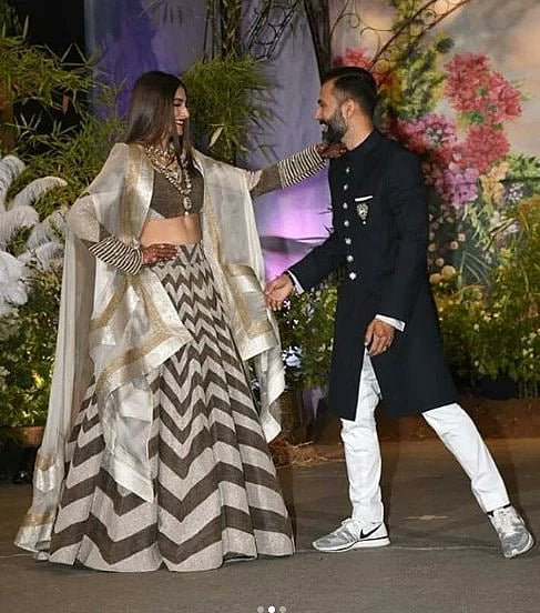 সোনম কাপুর ও আনন্দ আহুজা। আনন্দের পায়ে নাইকি ব্র্যান্ডের স্নিকার্স