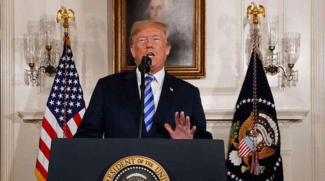 হোয়াইট হাউসে চুক্তি বাতিলের ঘোষণা দিচ্ছেন মার্কিন প্রেসিডেন্ট ডোনাল্ড ট্রাম্প। ছবি: রয়টার্স
