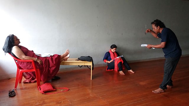 রুধিররঙ্গিণী নাটকের মহড়ায় রোকেয়া রফিক, জ্যোতি সিনহা ও আজাদ আবুল কালাম