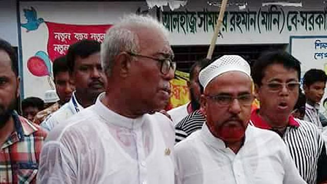 তালুকদার আবদুল খালেকের সঙ্গে দাকোপ উপজেলা চেয়ারম্যান শেখ আবুল হোসেন।  প্রথম আলো